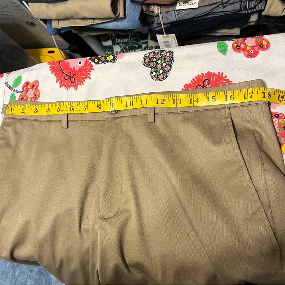 Haggar Straight Fit Men’s Khaki pants - Picture 5 of 8